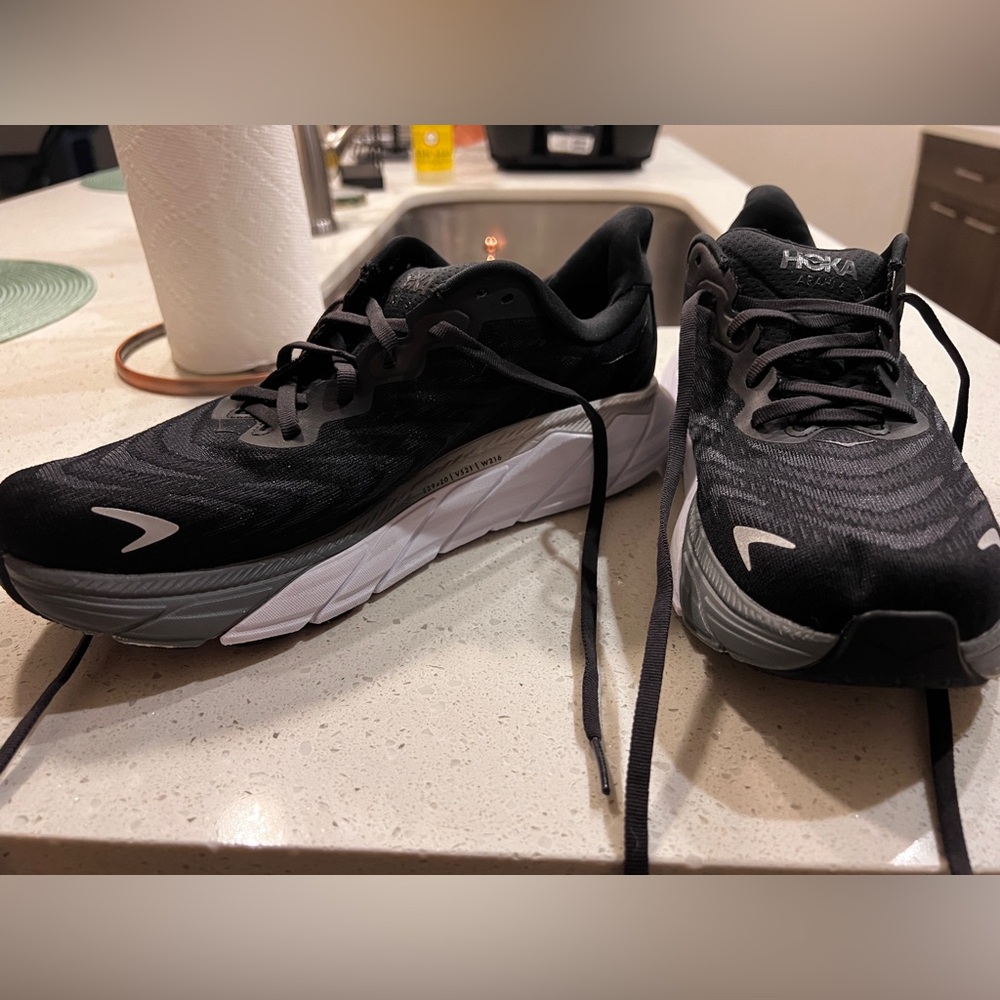 Women’s HOKA Arahi 6 - Black